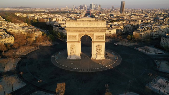 Pariz je med karanteno opustel. FOTO: Pascal Rossignol/Reuters