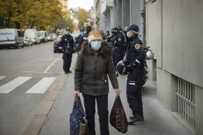 Od sobote so policisti izvirno pristojni za nadzor nad izvajanjem nekaterih določb vladnih odlokov za omejevanje širjenja okužb z novim koronavirusom. FOTO: Jure Eržen/Delo