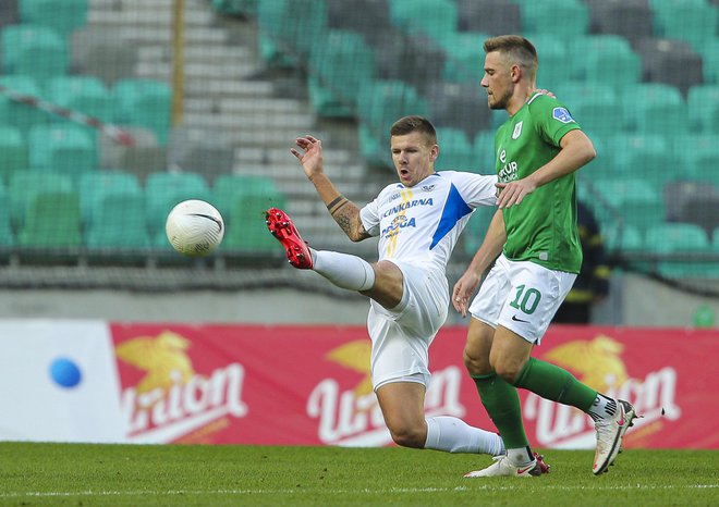 Timi Max Elšnik (v dvoboju s celjskim napadalcem Romanom Bezjakom) je med redkimi močnimi aduti sedanje blede Olimpije. FOTO: Jože Suhadolnik/Delo