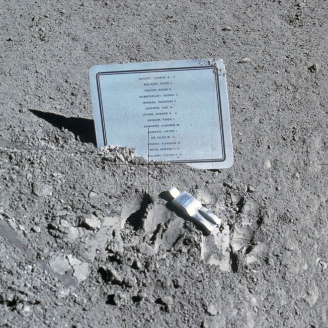 Devetcentimetrska aluminijasta skulptura predstavlja umrle astronavte in kozmonavte. Plaketo s 14 imeni sta na površje Lune zataknila astronavta David Scott in James Irwin v odpravi Apollo 15. FOTO: Nasa