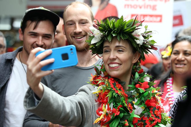 Novozelandska premierka Jacinda Ardern ima empatijo, jasna in koherentna stališča, ljudem ne pridiga, ne moralizira in ne straši. FOTO:&nbsp; Fiona Goodall/Reuters