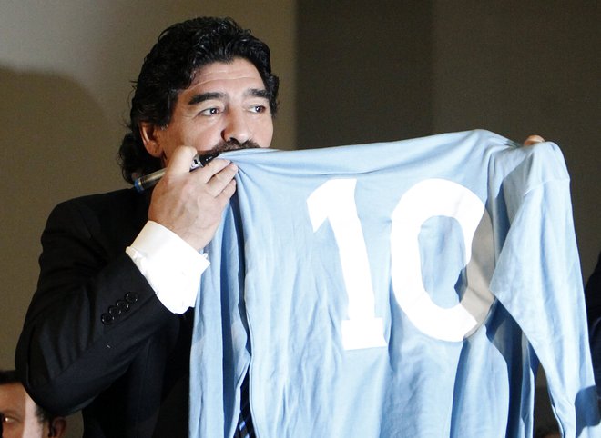 Diego Maradona in njegov dres iz Napolija. FOTO: Ciro Luca/Reuters