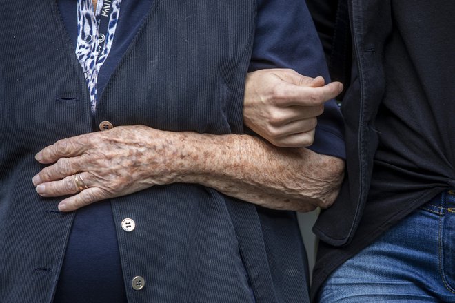 Kdo bo skrbel za osamljene in bolne starostnike, če se oskrbovalke okužijo? Foto: Voranc Vogel/Delo