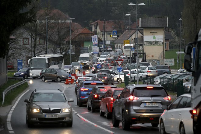 Ko pogledaš v avtomobile, vidiš ponavadi samo voznika. Najmanj štiri še razpoložljiva mesta so praviloma nezasedena. Foto Blaž Samec/Delo