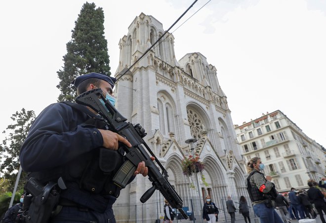 V Franciji so danes okrepili varnostne ukrepe po vsej državi in postavili dodatne policiste in vojake pred cerkve ter šole. Foto: Eric Gaillard/Reuters