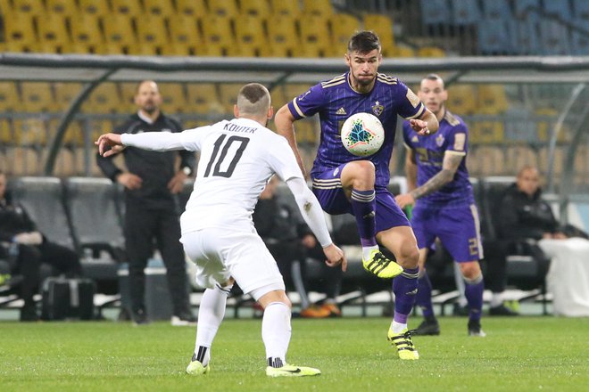 Nino Kouter (10) je Mariborčanom najprej zabil gol, nato pa se je s soigralci veselil zmage za 1. mesto po uvodni četrtini prvenstva. FOTO: Tadej Regent/Delo