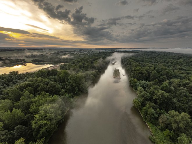 S hranili so najbolj obremenjena jezera in porečje Mure. FOTO: Mitja Ostrc