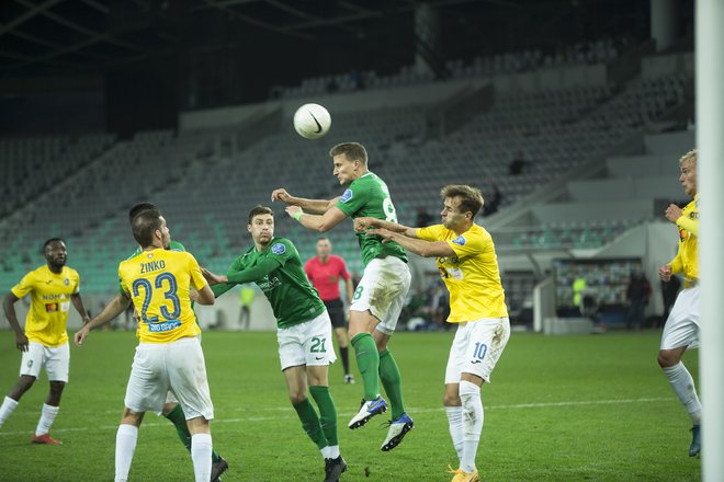 Nogometaši Olimpije so Bravu oba gola zabili z glavo, tako pa je tudi poskusil Uroš Korun. FOTO: Jure Eržen/Delo