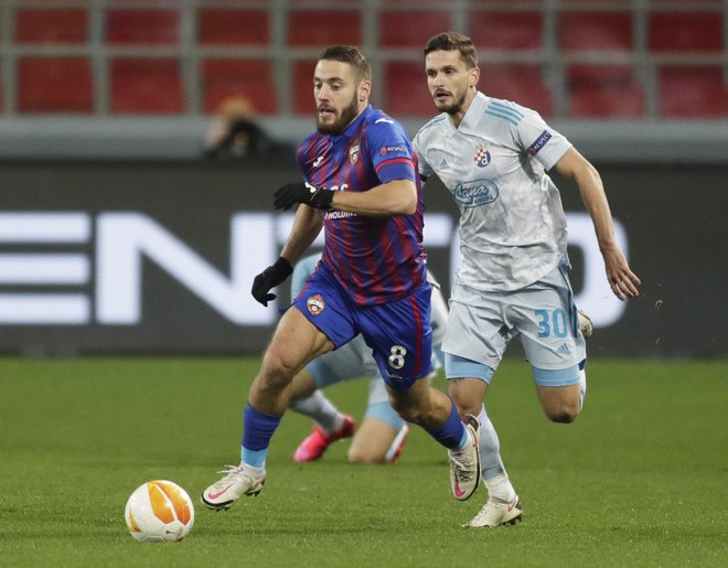 Tako se je Petar Stojanović (desno) boril z Nikolo Vlašićem, udarnim asom pri CSKA Moskva. FOTO: Pavel Golovkin/Reuters