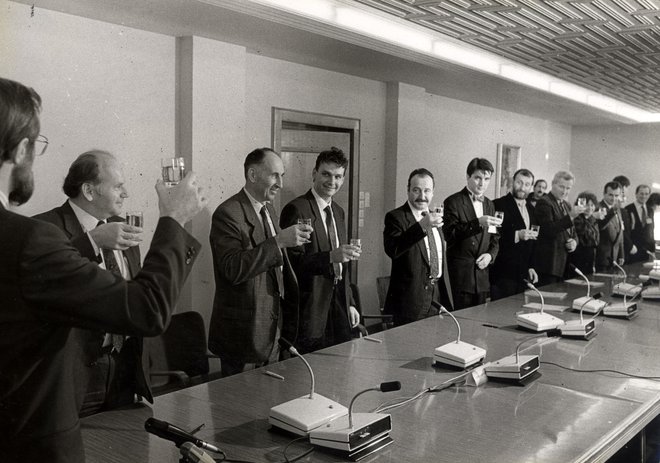 Podpis medstrankarskega dogovora o izvedbi plebiscita. FOTO: Joco Žnidaršič/Delo