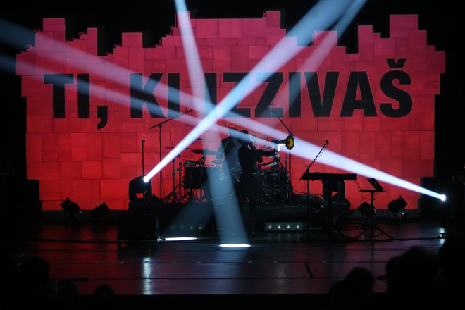 Tudi Laibach, v svetu eden najbolj prepoznavnih slovenskih kulturnih fenomenov, deluje na Metelkovi. Prizor z državne proslave ob dnevu boja proti okupatorju pred tremi leti v Trbovljah. FOTO: Jure Eržen