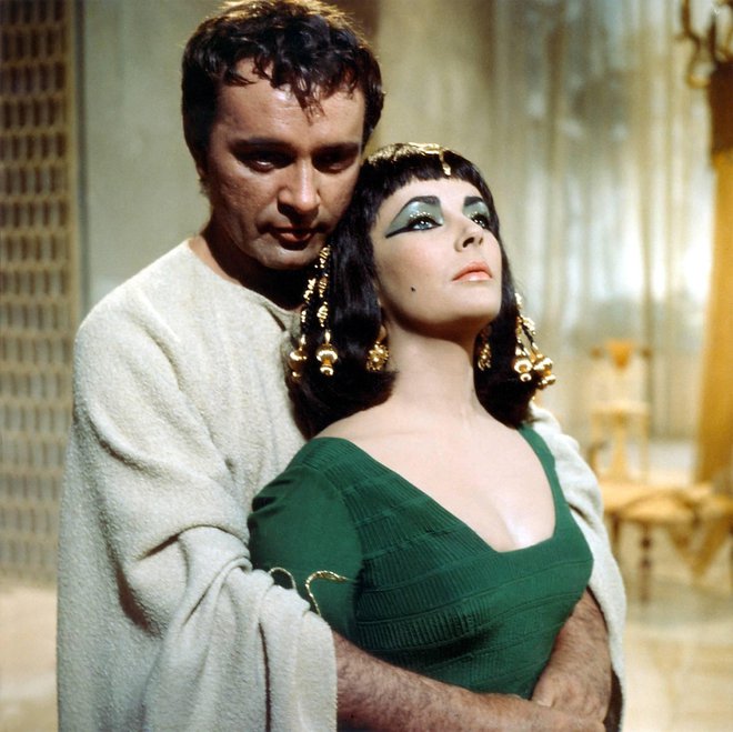 Zvezdi studia 20th Century Fox Elizabeth Taylor in Richard Burton v Kleopatri iz leta 1963, najdražjem spektaklu tistega časa. FOTO: Fotodokumentacija Dela