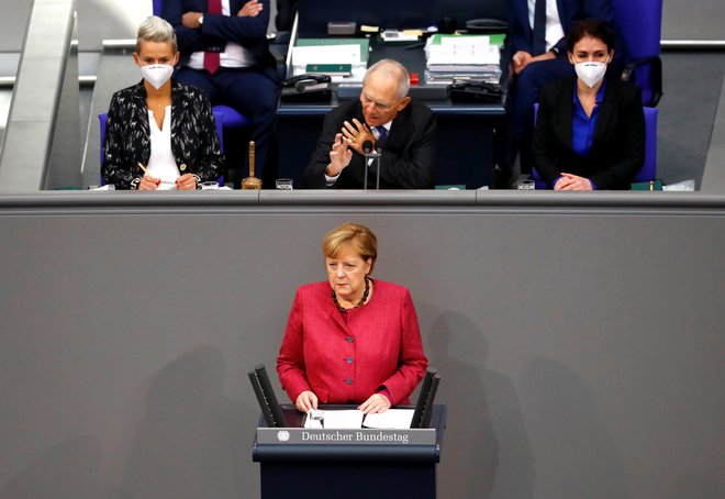 Kanclerka Angela Merkel je podporo najbolj prizadetim dejavnostim obljubila že ob napovedi ukrepov, višina in vsebina paketa pa sta še vedno neznanki. FOTO: Fabrizio Bensch/Reuters
