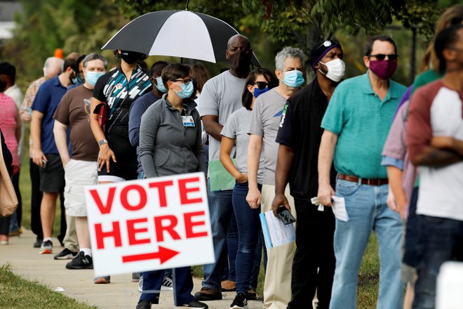 Volivci čakajo pred voliščem v Durhamu v Severni Karolini. Foto Jonathan Drake/Reuters