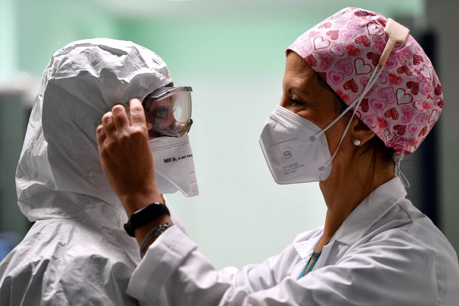 Včeraj je bilo po svetu zabeleženo drugo najvišje šetvilo okužb doslej. FOTO: Tiziana Fabi/AFP