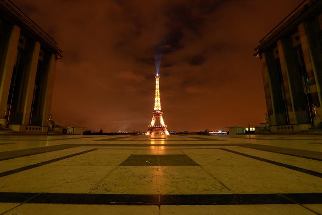 Pariz je med karanteno opustel. FOTO: Christian Hartmann/Reuters