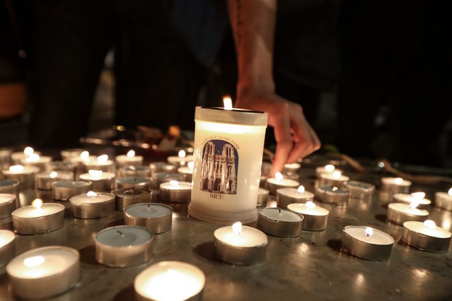 Po Franciji v spomin na žrtve napada prižigajo sveče. FOTO: Valery Hache/AFP