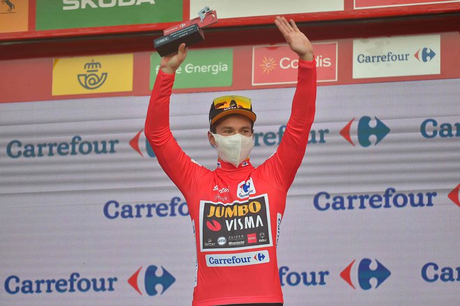 Primož Roglič je po tretji etapni zmagi na Vuelti spet v rdeči majici.&nbsp; FOTO: Ander Gillenea/AFP