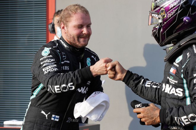 Valtteri Bottas (levo) in Lewis Hamilton sta bila razred zase. FOTO: Luca Bruno/AFP