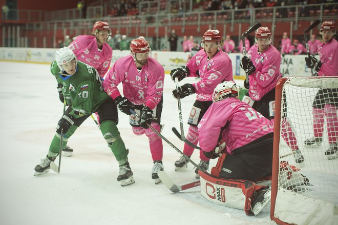 Moštvi Jesenic in Olimpije sta se v zadnjem zanimivem derbiju, 8. oktobra, razšli brez zmagovalca (2:2), zdaj zaradi virusa oba tabora počivata. FOTO: Jure Eržen/Delo