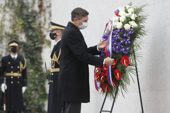 Predsednik Republike Slovenije Borut Pahor je ob dnevu spomina na mrtve z državno delegacijo položil venec k Spomeniku vsem žrtvam vojn in z vojnami povezanim žrtvam na Kongresnem trgu. FOTO: Leon Vidic/Delo