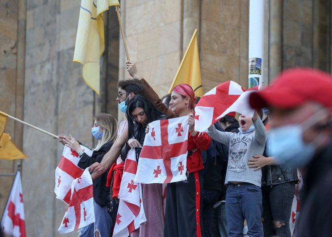 V nedeljo so se, v protestu proti rezultatom volitev, na ulice podali podporniki opozicije. FOTO: Irakli Gedenidze/Reuters