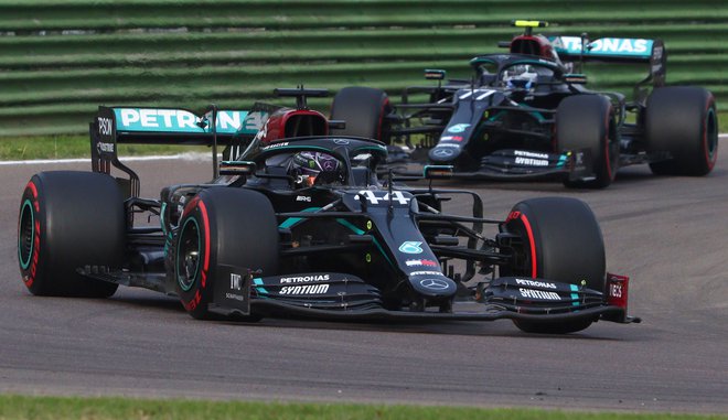 Mercedesova zvezdnika Lewis Hamilton in Valtteri Bottas sta slavila novo dvojno zmago v formuli 1. FOTO: Davide Gennari/AFP