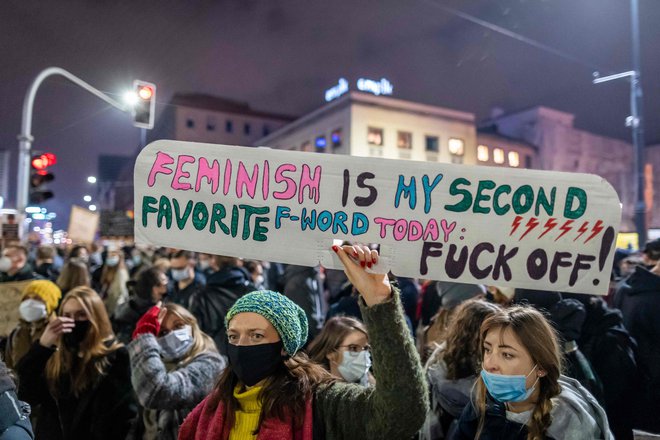Najbolj množični protesti proti omejevanju pravice do splava že skoraj dva tedna potekajo v Varšavi. FOTO: Wojtek Radwanski/AFP