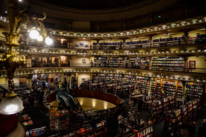 Na seznamu turističnih znamenitosti Buenos Airesa je knjigarna El Ateneo Grand Splendid. FOTO: Ronaldo Schemidt/AFP