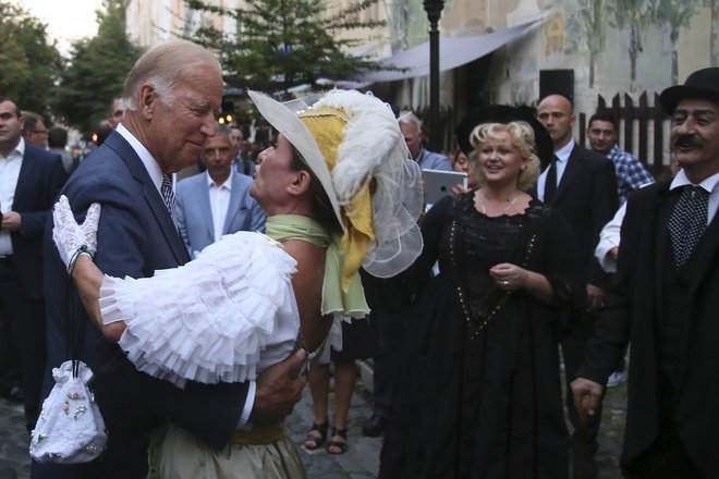 Joe Biden, takrat podpredsednik v administraciji Baracka Obame, je leta 2016 ob obisku Srbije zaplesal na ulicah Beograda. Foto: Djordje Kojadinović/Reuters