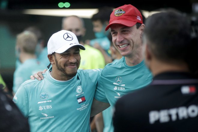 Lewis Hamilton s šefom ekipe Totom Wolffom po zmagi v Imoli. FOTO: Luca Bruno/AFP