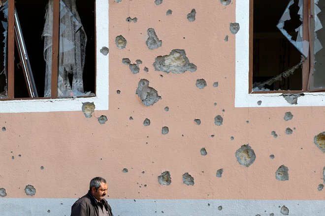 Armenija in Azerbajdžan drug drugega obtožujeta obstreljevanja civilnih ciljev. FOTO: Tofik Babayev/AFP
