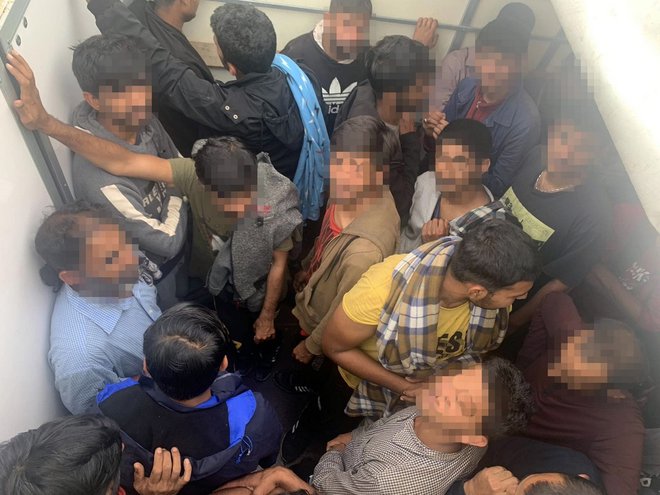Migranti se večkrat takole gnetejo v tovornih vozilih. FOTO: Policija