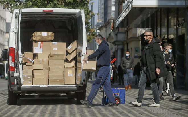 Dostava paketov med epidemijo cveti. Foto Blaž Samec