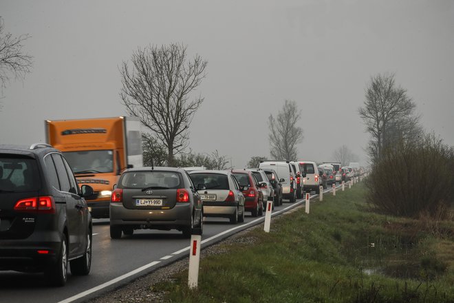 Promet je največja težava slovenskih podnebnih ciljev, ki pa je ne rešujemo. FOTO: Uroš Hočevar/Delo