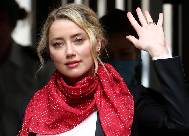 Na sojenju v Londonu je bila prisotna tudi Amber Heard. FOTO: Simon Dawson/Reuters