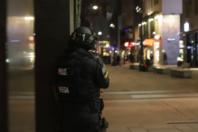 Po podatkih dunajske policije je bilo ranjenih več ljudi. FOTO: Alex Halada/AFP