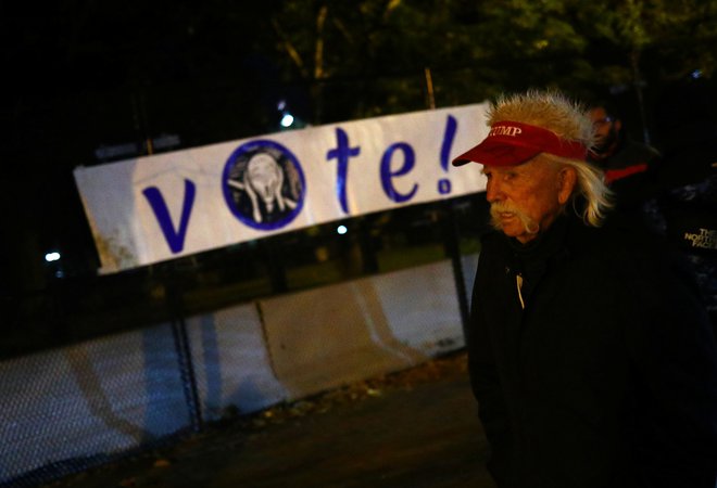 Trumpov volilec na trgu, posvečenemu gibanju Življenja temnopoltih štejejo v prestolnici Washington.&nbsp;Foto Hannah Mckay Reuters