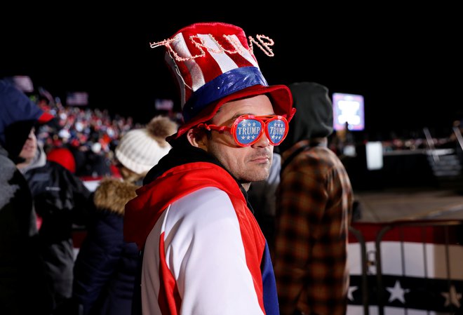 Podpornik Donalda Trumpa na enem od zborovanj. FOTO: Shannon Stapleton/Reuters