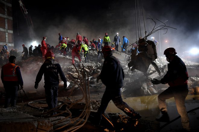 Potem ko je bilo mnogo objektov uničenih ali poškodovanih, so v Izmirju ljudje že četrto noč preživeli v šotorih. FOTO: Ozan Kose/AFP