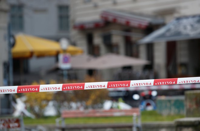 Dunajsko mestno središče okrog kraja napada je danes zaprto, v njem je le veliko policije. FOTO: Leonhard Foeger/ Reuters