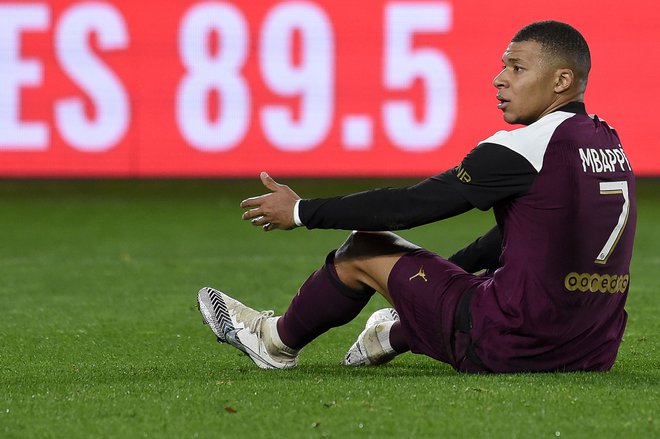 Kylian Mbappe si je na zadnjem gostovanju PSG v francoskem prvenstvu v Nantesu poškodoval tetivo, zaradi česar bo izpustil pomembno tekmo lige prvakov v vzhodni Nemčiji. FOTO: Sebastien Salom-gomis/AFP