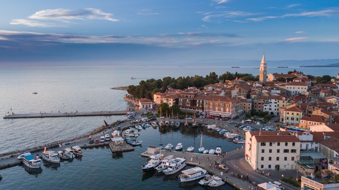 Ribiški mandrač z delom ribiškega pomola FOTO: Riiba