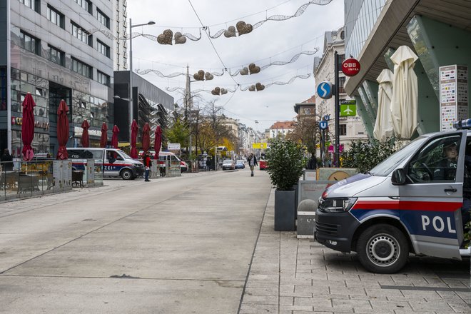 Prazne ulice Dunaja po terorističnem napadu. FOTO: Matej Fišer