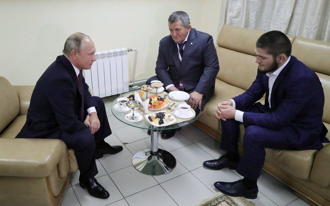 Med oboževalci Habiba Nurmagomedova (desno), ki ima navijače po vsem svetu, je tudi ruski predsednik Vladimir Putin (levo). FOTO: Mihail Klimentjev/Reuters