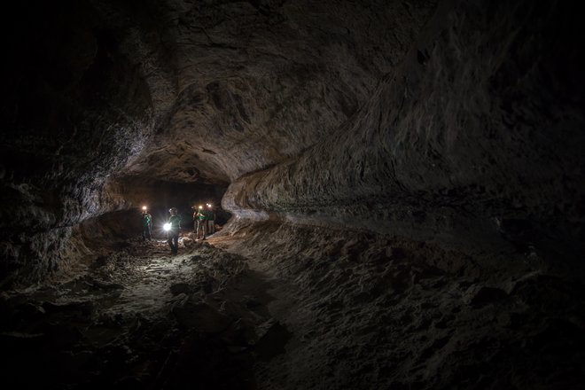 Astronavti se za razmere, kakršne bodo vladale v globokem vesolju in na drugih planetih, usposabljajo v najbolj odročnih in skrajnih okoljih na Zemlji. Na raziskovanje morebitnih podzemnih jam na Marsu so se pripravljali v lavnih jamah na otoku Lanzarote. Foto Luca Ricci/Esa