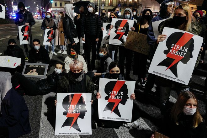 Množični protesti so zavrli uveljavitev prepovedi splava na Poljskem. FOTO: Kacper Pempel/Reuters