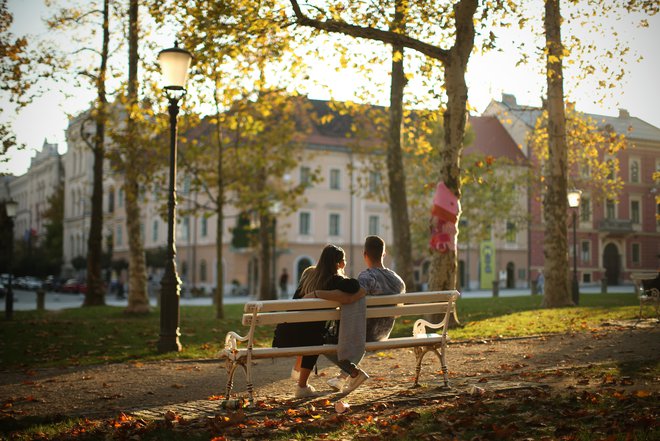 Mladi par na Kongresnem trgu lovi jesenske sončne žarke. FOTO: Jure Eržen/Delo