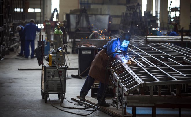 Med poklici, po katerih je povpraševanje veliko, so poleg zdravstvenih delavcev tudi različni monterji in serviserji. Foto Matej Družnik/Delo