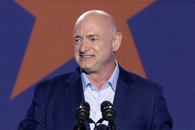 Mark Kelly se je za sedež v senatu potegoval v Arizoni in ga tudi dobil. FOTO: Cheney Orr/Reuters